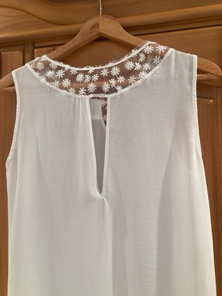 Camisa blanca con cuello con trasparencias.