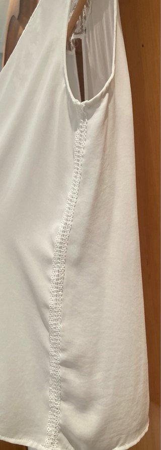 Camisa blanca con cuello con trasparencias.