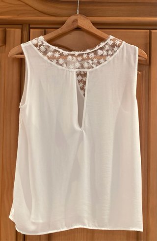 Camisa blanca con cuello con trasparencias.