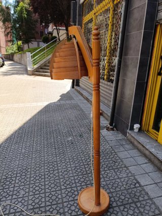 Lámpara de pie de madera