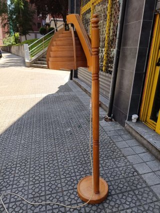 Lámpara de pie de madera