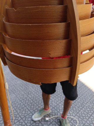 Lámpara de pie de madera