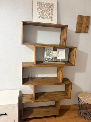 Estantería de madera y cristal