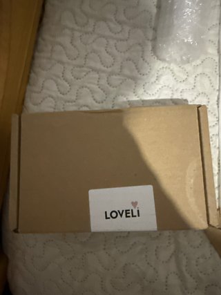 Caja marrón con etiqueta Loveli