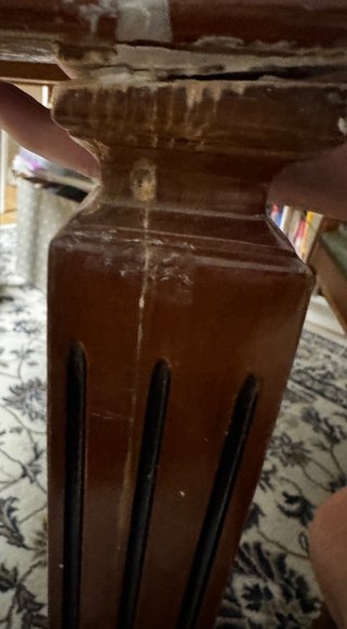 Escritorio y silla de madera y cuero antiguo