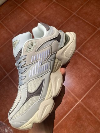 Zapatillas New Balance grises y blancas
