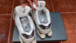 Zapatillas New Balance grises y blancas