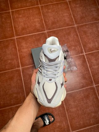 Zapatillas New Balance grises y blancas