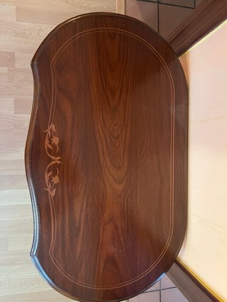 Mesa auxiliar de madera oscura