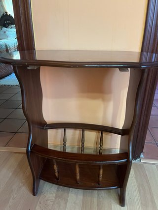 Mesa auxiliar de madera oscura