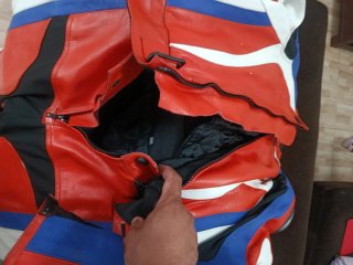 Traje de moto completo rojo, blanco y azul