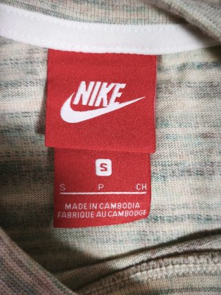 Camiseta deportiva Nike mujer gris