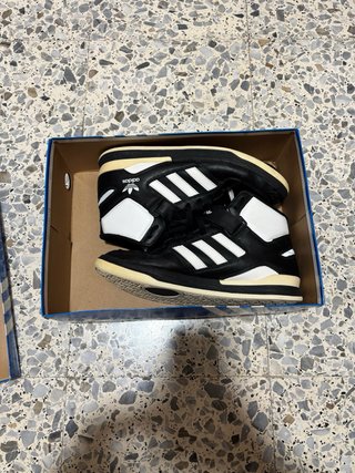 Zapatillas Adidas Altas Negras y Blancas