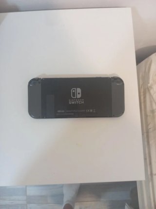 Nintendo Switch con controller pro e accessori.