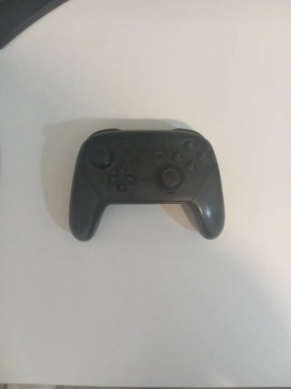 Nintendo Switch con controller pro e accessori.
