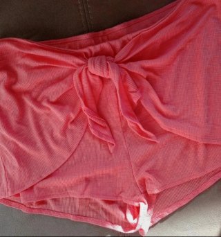Pantalón corto color coral talla L
