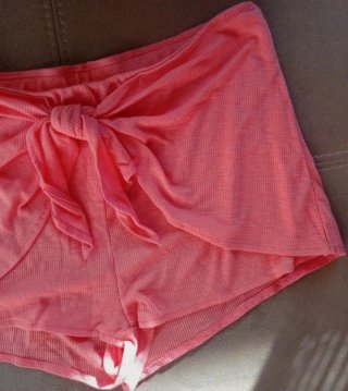 Pantalón corto color coral talla L