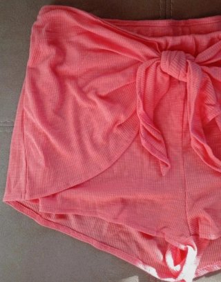 Pantalón corto color coral talla L
