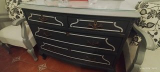 Cama (135), mesillas, somier y cómoda de madera.