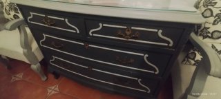 Cama (135), mesillas, somier y cómoda de madera.
