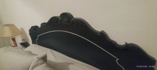 Cama (135), mesillas, somier y cómoda de madera.