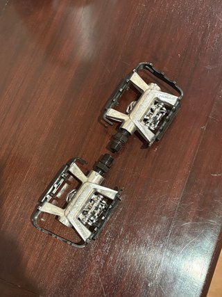 Pedales semi-automáticos para bicicleta