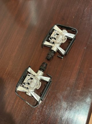 Pedales semi-automáticos para bicicleta