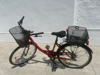 Bicicleta de paseo roja con cestas
