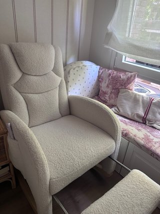 Sillón lactancia balancín y reposapiés blanco