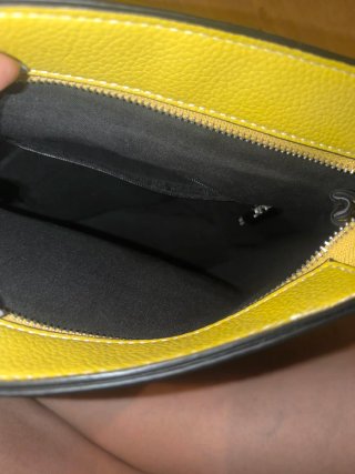 Bolso amarillo tipo mochila