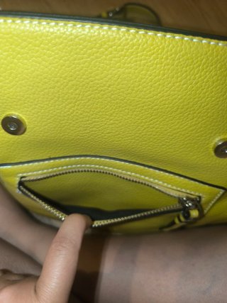 Bolso amarillo tipo mochila