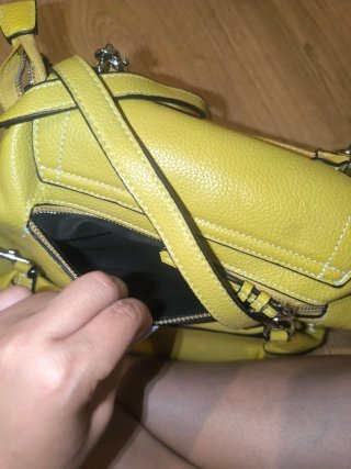Bolso amarillo tipo mochila
