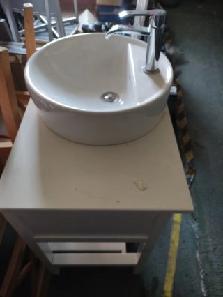 Lavabo de porcelana sobre mueble