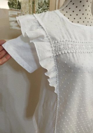 Blusa blanca S con volantes y detalles