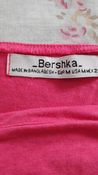 Camiseta Bershka cuello barco rosa