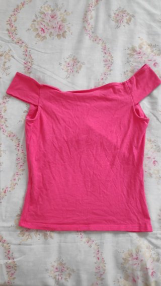 Camiseta Bershka cuello barco rosa