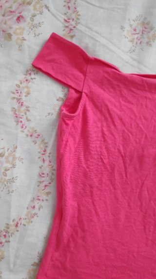 Camiseta Bershka cuello barco rosa