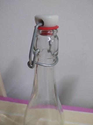 Botella de vidrio con tapa hermética