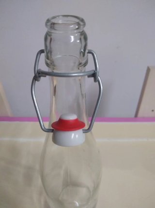 Botella de vidrio con tapa hermética