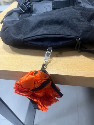 Mochila negra con cinturón lumbar