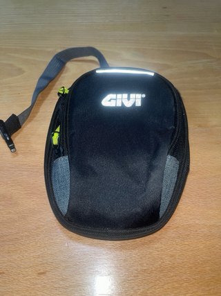 Mochila negra con cinturón lumbar