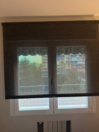 Tenda a rullo grigia in tessuto