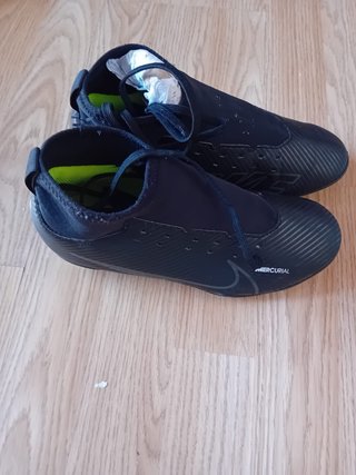 Zapatos de fútbol Nike negros y verdes