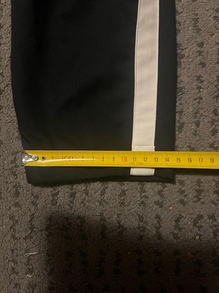 Pantalón negro con raya lateral