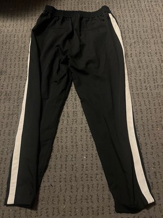 Pantalón negro con raya lateral