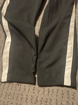 Pantalón negro con raya lateral