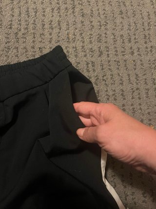 Pantalón negro con raya lateral