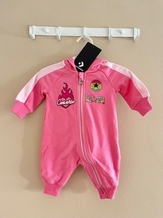 Pijama bebé Converse rosa con capucha