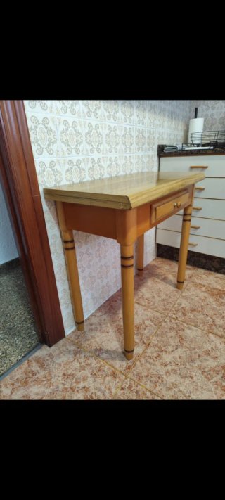 Mesa de cocina con taburete madera. Negociable