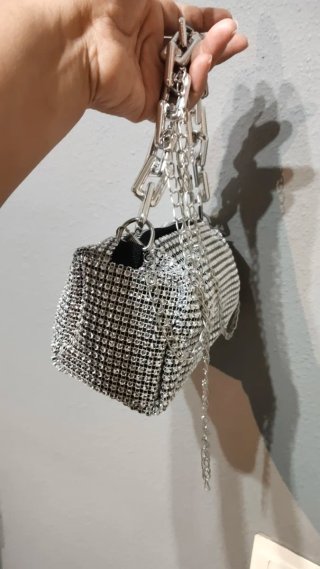 Bolso fiesta plateado con asas y bandolera